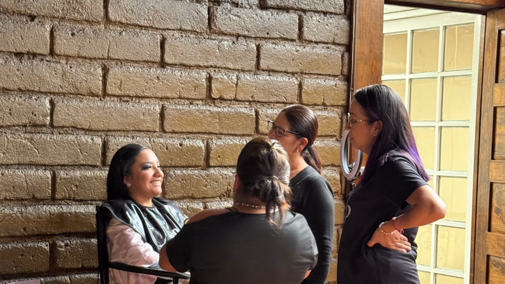 Alumnas y Maestra Susy Aldaco del curso de maquillaje para principiantes en Toluca en J&P cosmetics Toluca